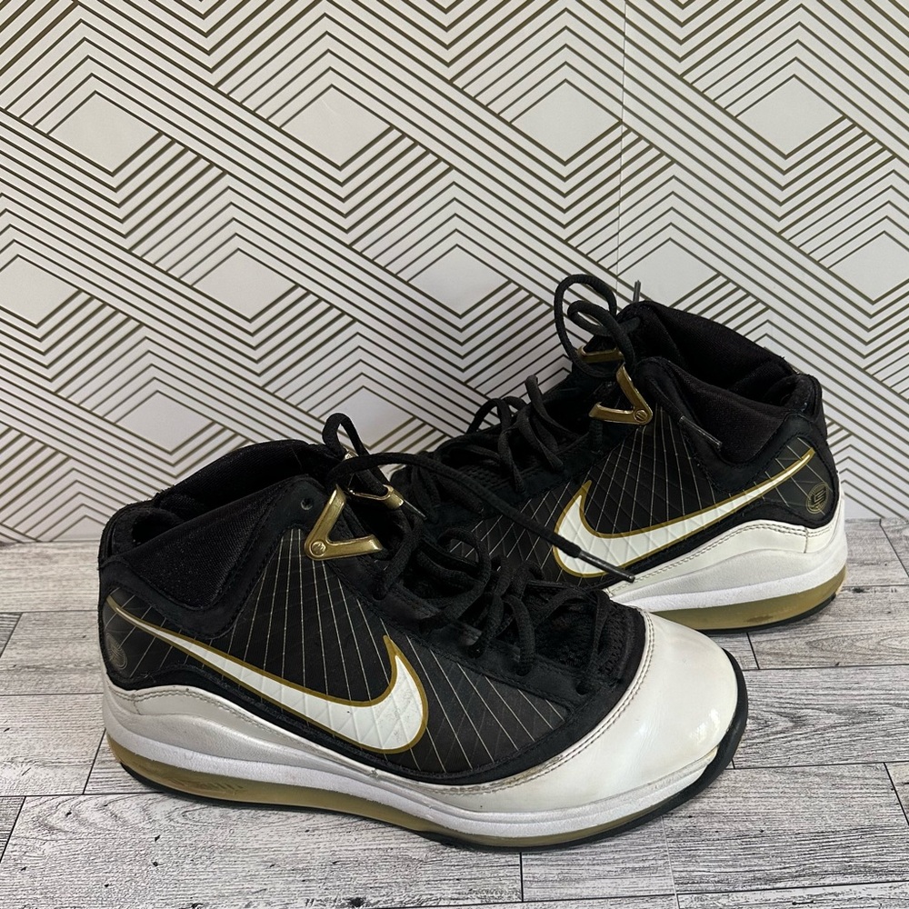 Nike Lebron 7 size 6Y